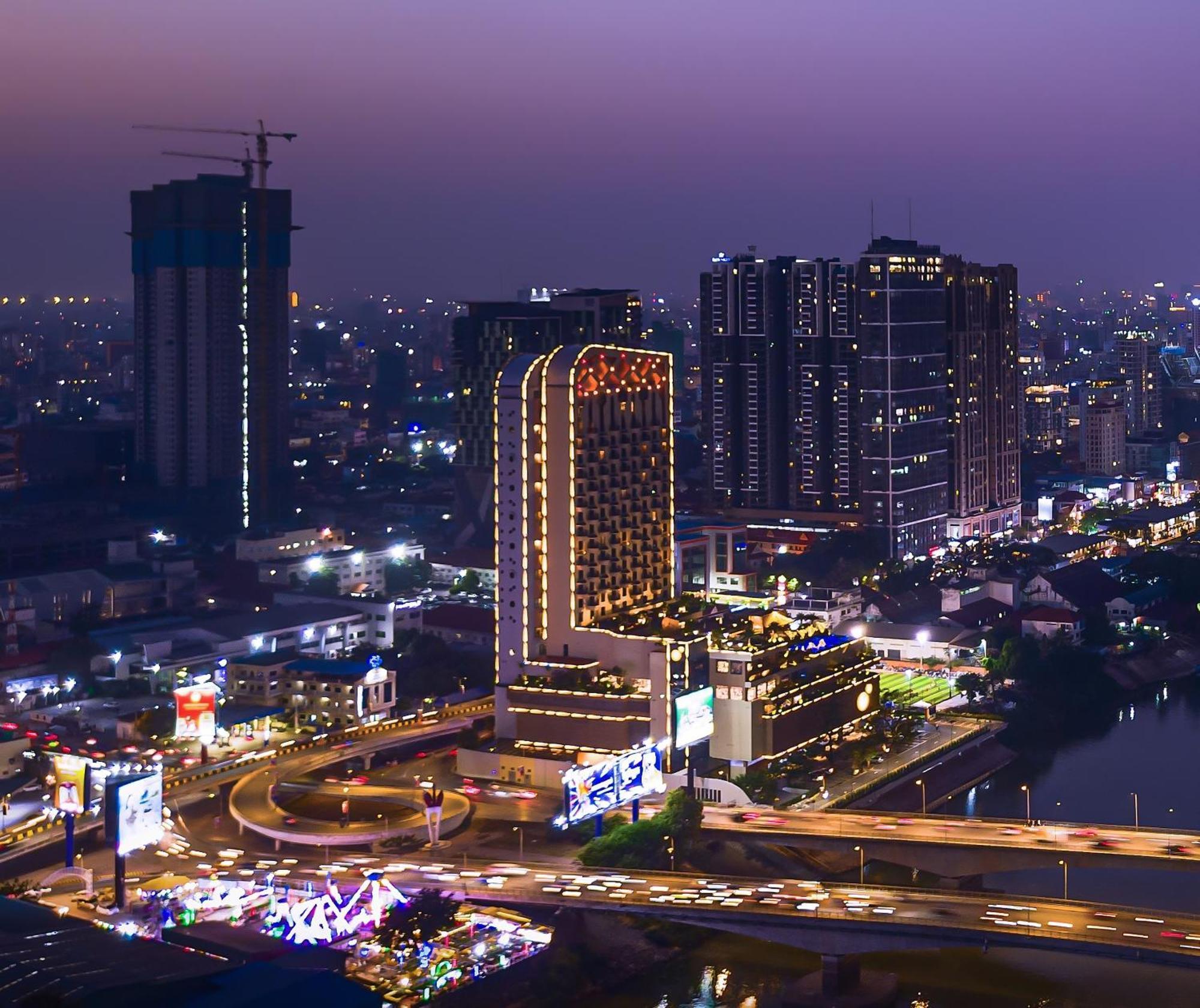 Sun & Moon, Riverside Hotel Phnom Penh Esterno foto