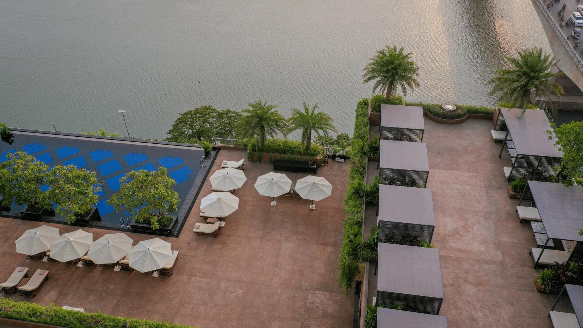Sun & Moon, Riverside Hotel Phnom Penh Esterno foto