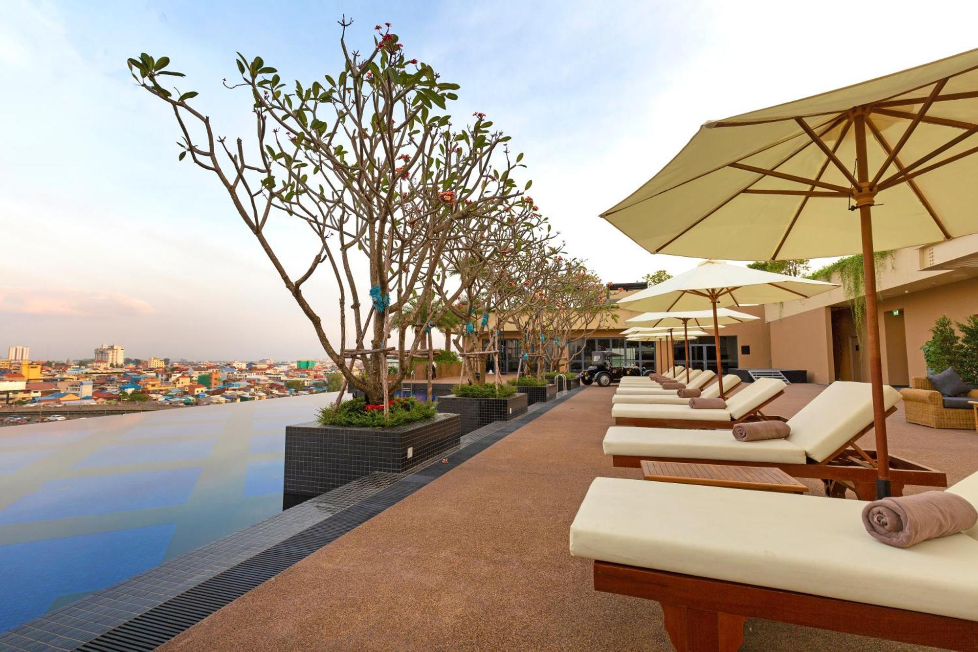 Sun & Moon, Riverside Hotel Phnom Penh Esterno foto