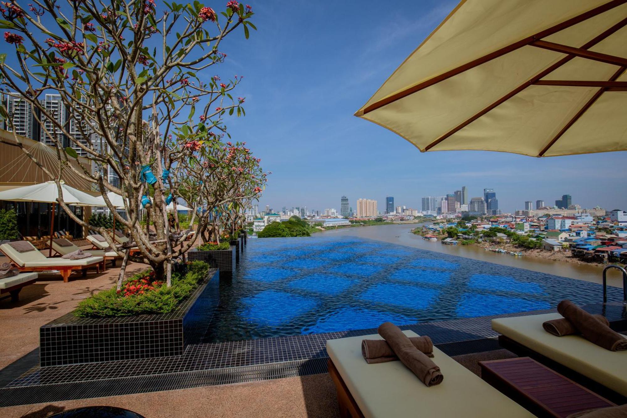 Sun & Moon, Riverside Hotel Phnom Penh Esterno foto