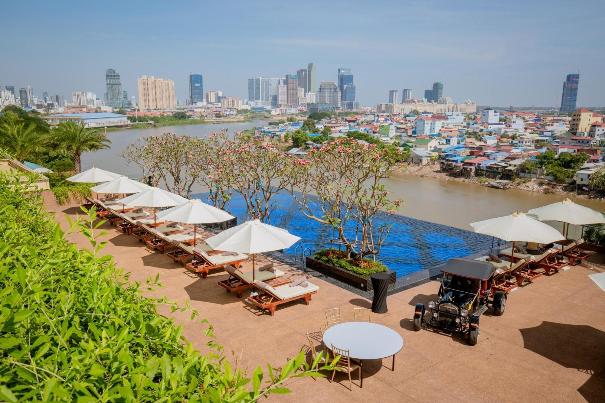 Sun & Moon, Riverside Hotel Phnom Penh Esterno foto