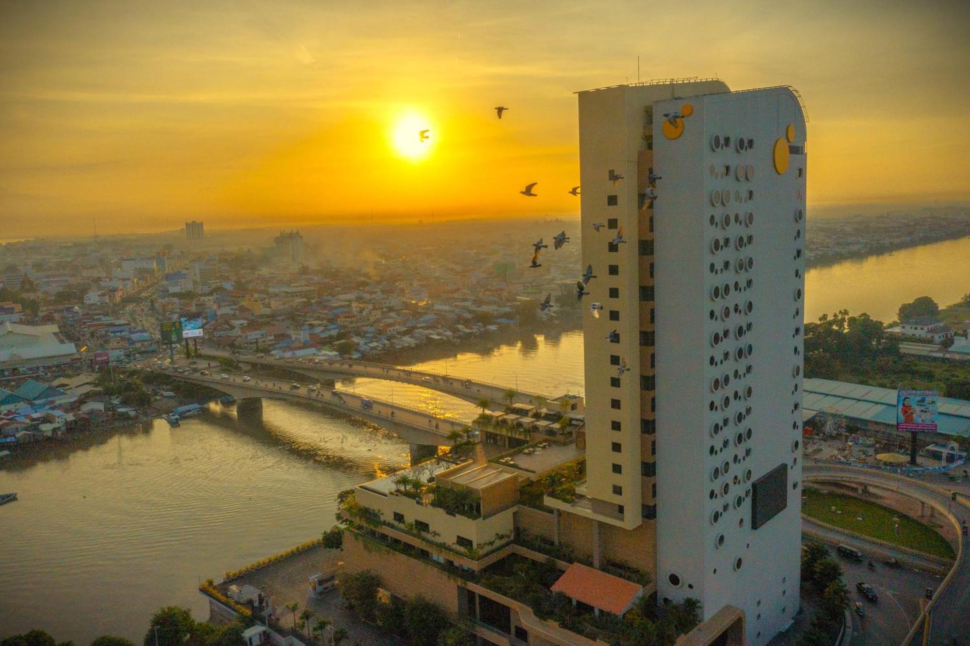 Sun & Moon, Riverside Hotel Phnom Penh Esterno foto