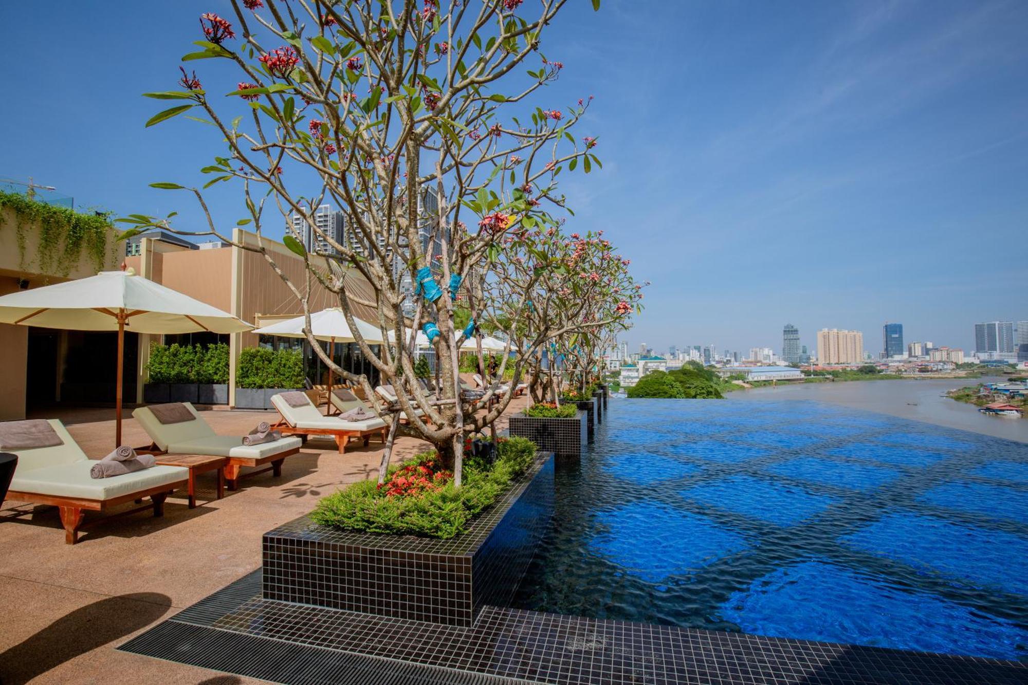 Sun & Moon, Riverside Hotel Phnom Penh Esterno foto