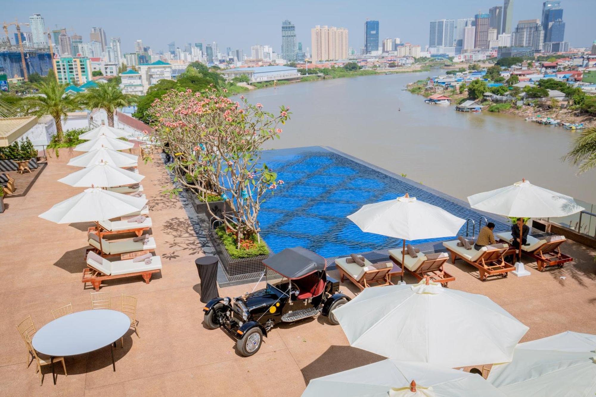 Sun & Moon, Riverside Hotel Phnom Penh Esterno foto