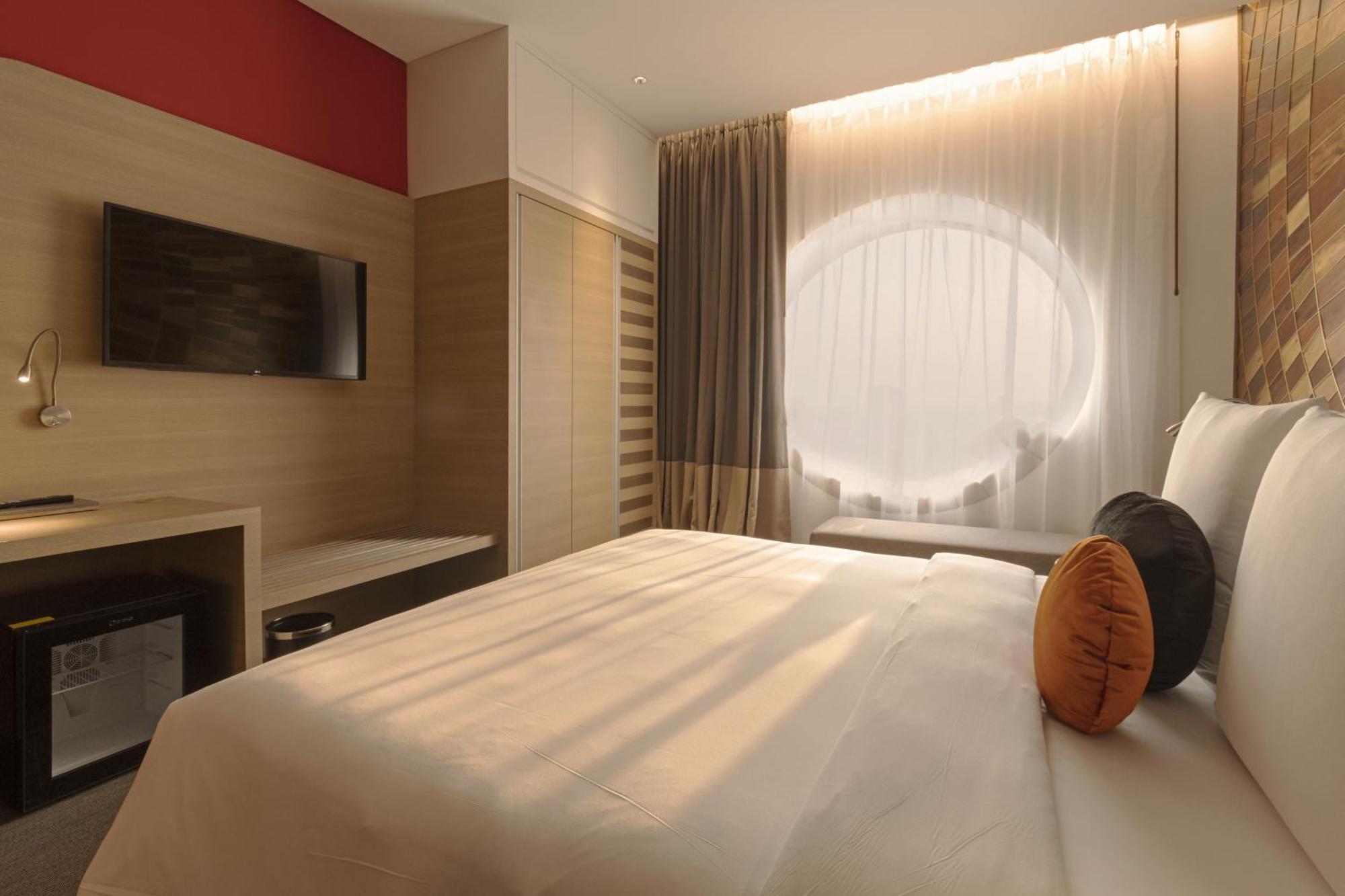 Sun & Moon, Riverside Hotel Phnom Penh Esterno foto