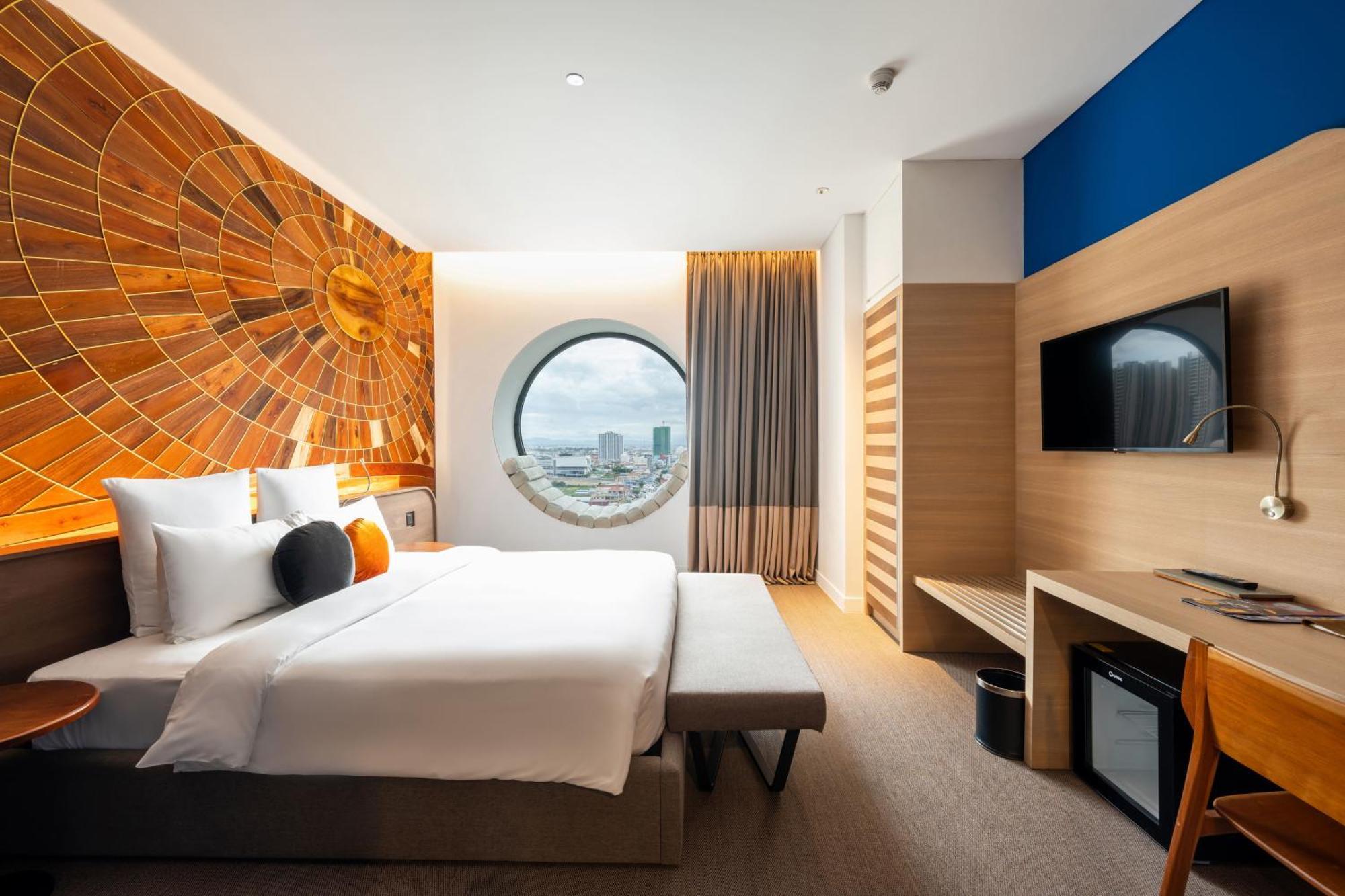 Sun & Moon, Riverside Hotel Phnom Penh Esterno foto