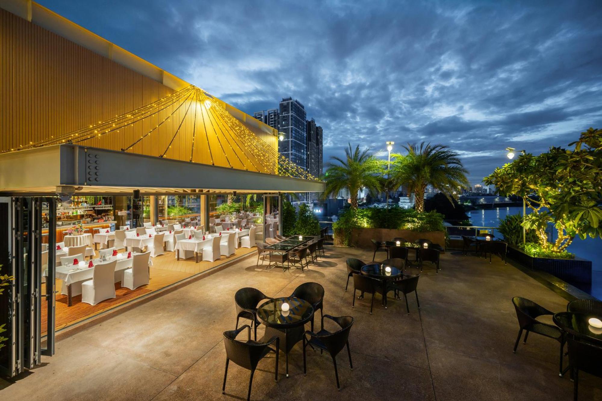 Sun & Moon, Riverside Hotel Phnom Penh Esterno foto